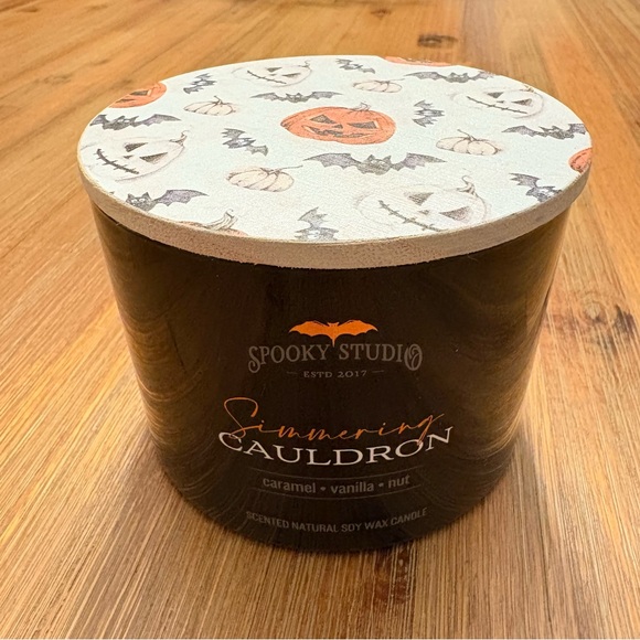 Spooky Studio Simmering cauldron Halloween candle - Picture 1 of 3